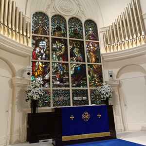 正面のステンドグラス。細かいデザインで目を惹かれる。側面にもステンドグラスがある。