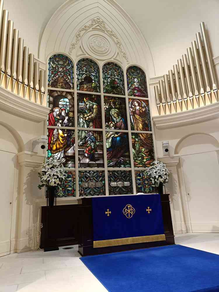 正面のステンドグラス。細かいデザインで目を惹かれる。側面にもステンドグラスがある。