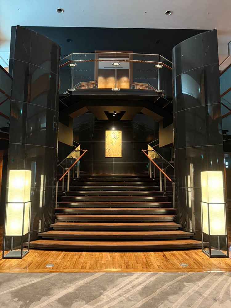 ロビーは、チャペルや披露宴会場と違った雰囲気があり、ピシッとした雰囲気の写真が撮れそうだった。