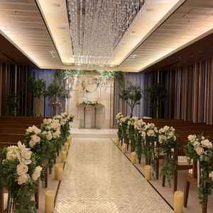 白を基調としたチャペルは天井の照明もほど良く、狭さを感じさせない作りで圧迫感はあまり感じませんでした