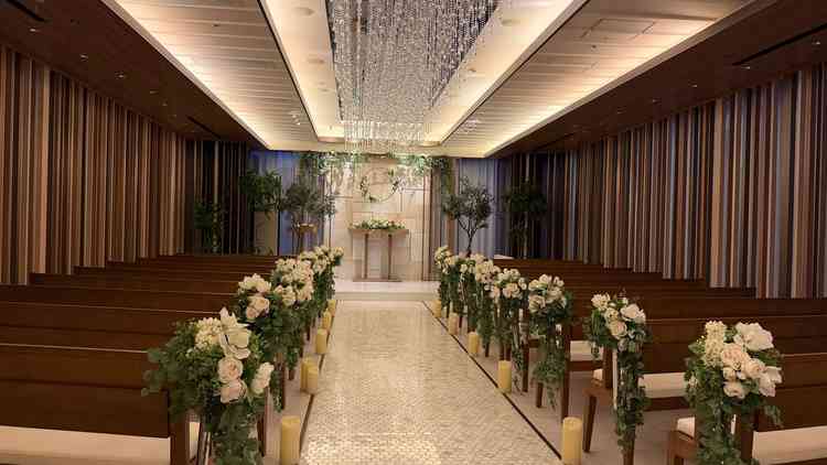 白を基調としたチャペルは天井の照明もほど良く、狭さを感じさせない作りで圧迫感はあまり感じませんでした