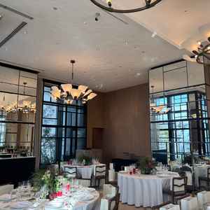 披露宴会場。大きな窓が壁全体にわたることと、鏡が設置されているので見た目より広く感じられました。