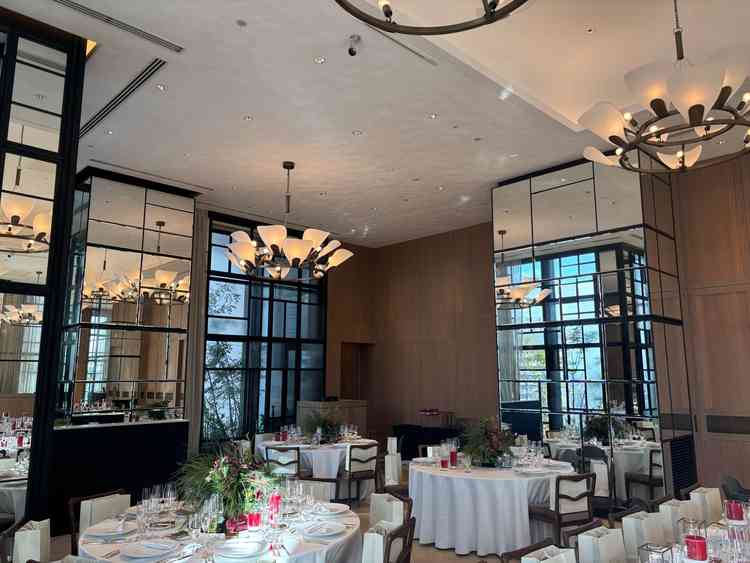 披露宴会場。大きな窓が壁全体にわたることと、鏡が設置されているので見た目より広く感じられました。