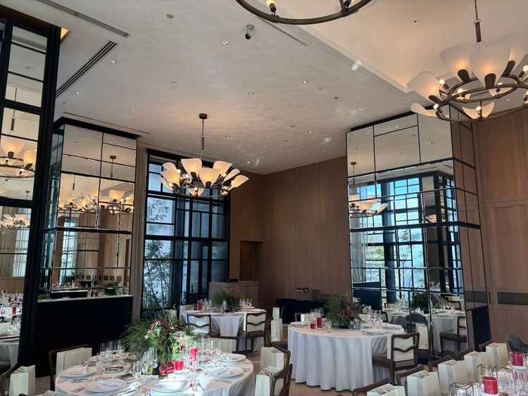 披露宴会場。大きな窓が壁全体にわたることと、鏡が設置されているので見た目より広く感じられました。