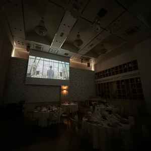 披露宴会場では3面にプロジェクターが完備されているので、との角度からもムービーを見ることが出来ます。