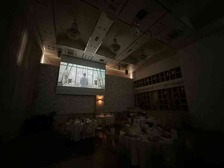 披露宴会場では3面にプロジェクターが完備されているので、との角度からもムービーを見ることが出来ます。