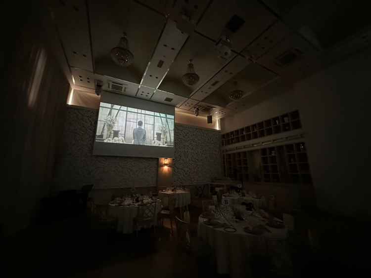 披露宴会場では3面にプロジェクターが完備されているので、との角度からもムービーを見ることが出来ます。