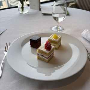 スーパーショートケーキも試食でいただきました。メロンとイチゴ。特にメロンの甘くて香り高いお味が印象的