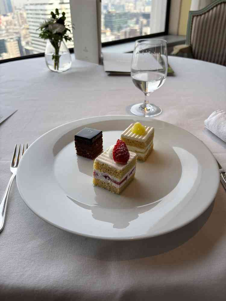 スーパーショートケーキも試食でいただきました。メロンとイチゴ。特にメロンの甘くて香り高いお味が印象的