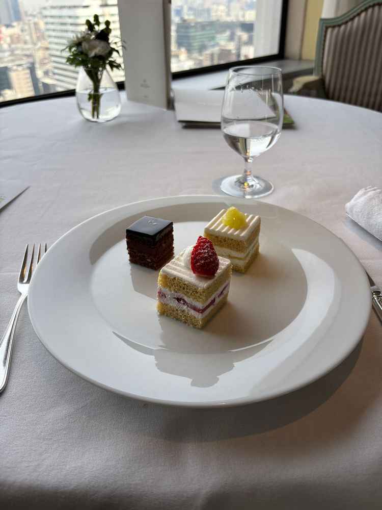 スーパーショートケーキも試食でいただきました。メロンとイチゴ。特にメロンの甘くて香り高いお味が印象的