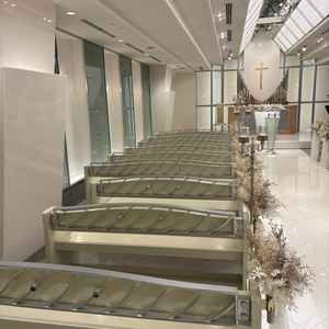 白を基調とした挙式上は、ぬくもりを感じられた。生演奏などとても感動的であった。