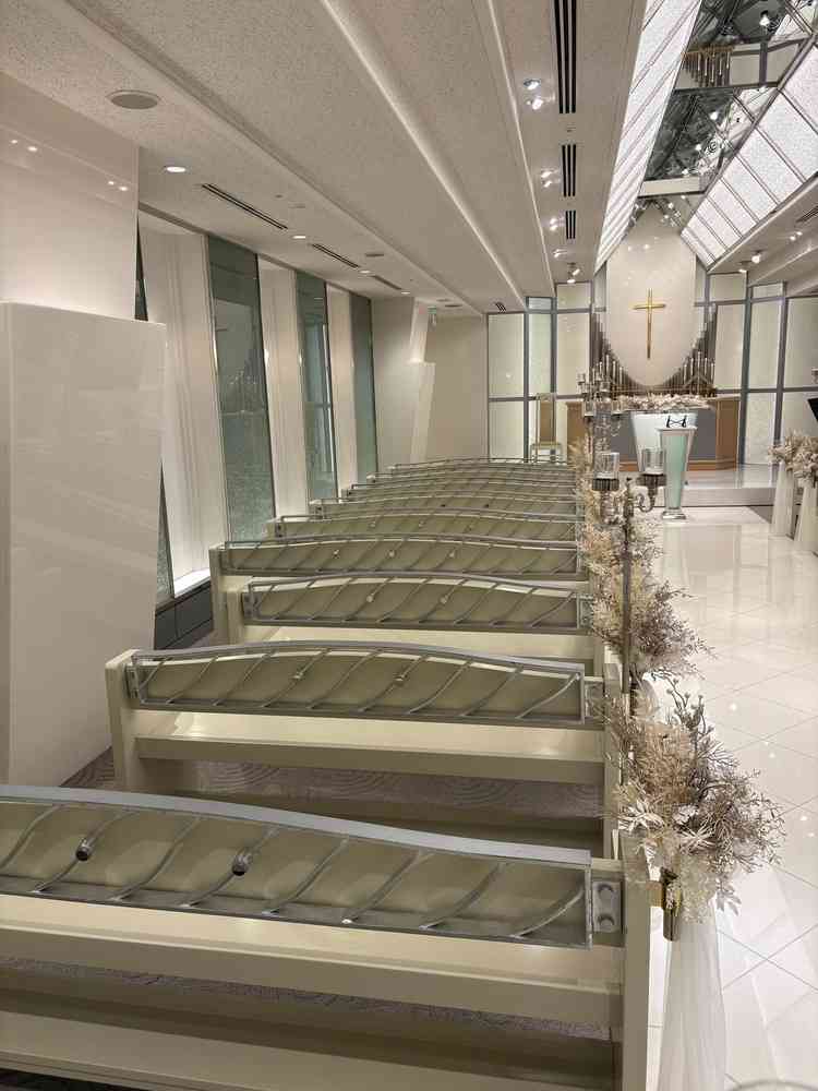 白を基調とした挙式上は、ぬくもりを感じられた。生演奏などとても感動的であった。