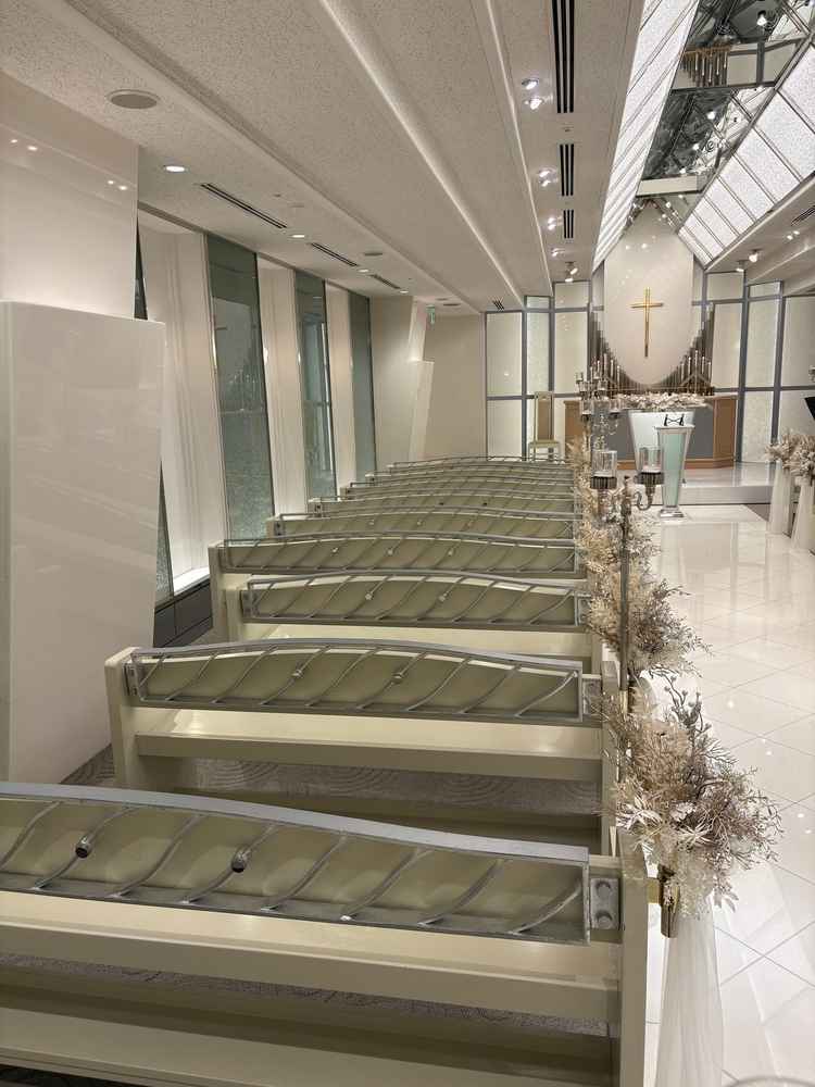 白を基調とした挙式上は、ぬくもりを感じられた。生演奏などとても感動的であった。