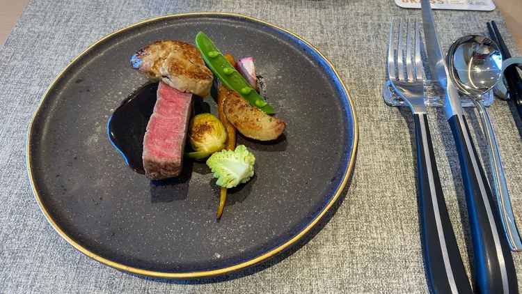 シックな黒いプレートに美しく盛り付けられ、見た目でも楽しめ、洗練されている料理という印象でした。