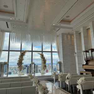 最高の眺望と、曇り空でも暗くならないよう壁に煌めきを入れているそう。天井の装飾も素敵！