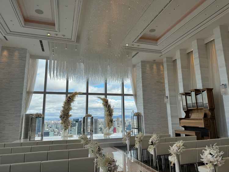 最高の眺望と、曇り空でも暗くならないよう壁に煌めきを入れているそう。天井の装飾も素敵！