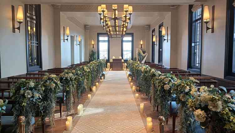 挙式会場。バージンロードが17mとほかの式場よりも長い。装飾もプランについているのが良心的だと思った