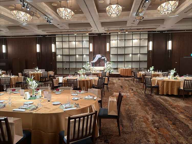 披露宴会場。フェア当日に開催される結婚式のレイアウトを見せていただいた。