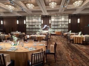 披露宴会場。フェア当日に開催される結婚式のレイアウトを見せていただいた。