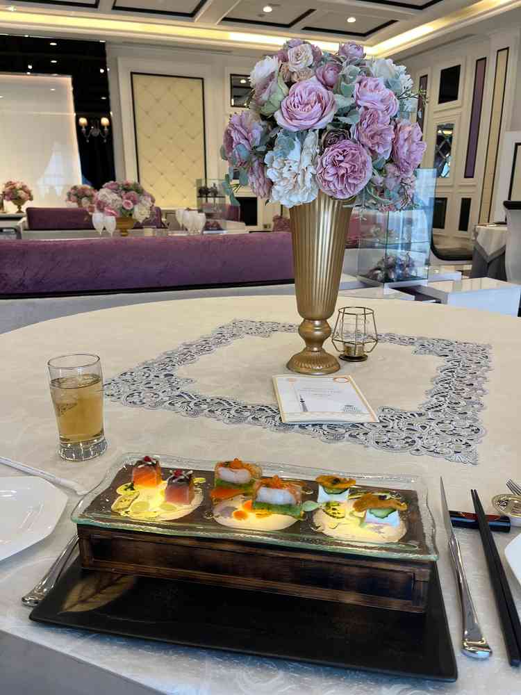 シェフの方がご挨拶してくださり、スタッフの皆さんの対応はかなり良かったです