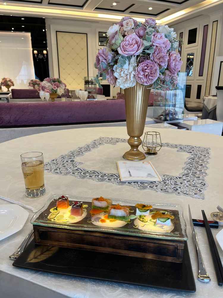 シェフの方がご挨拶してくださり、スタッフの皆さんの対応はかなり良かったです