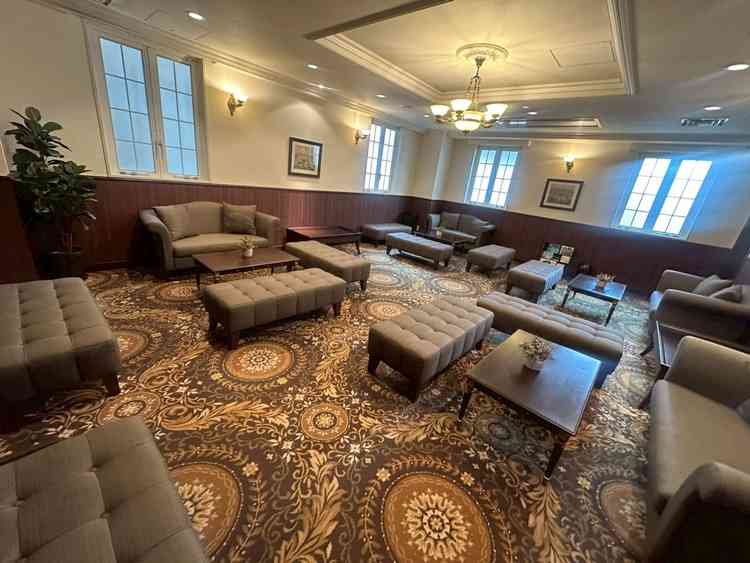 両家の待合室が同じ一室で仕切りのみ区切られていた。