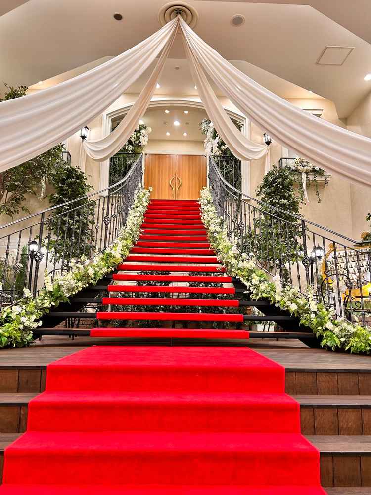 チャペル後のフラワーシャワーする階段。室内で天候に左右されず、適度な広さで圧迫感も無い。同線も良き。