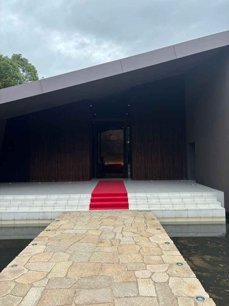 フラワーシャワーするところ。集合写真も広場で撮りたいので、晴れることを願うのみです。