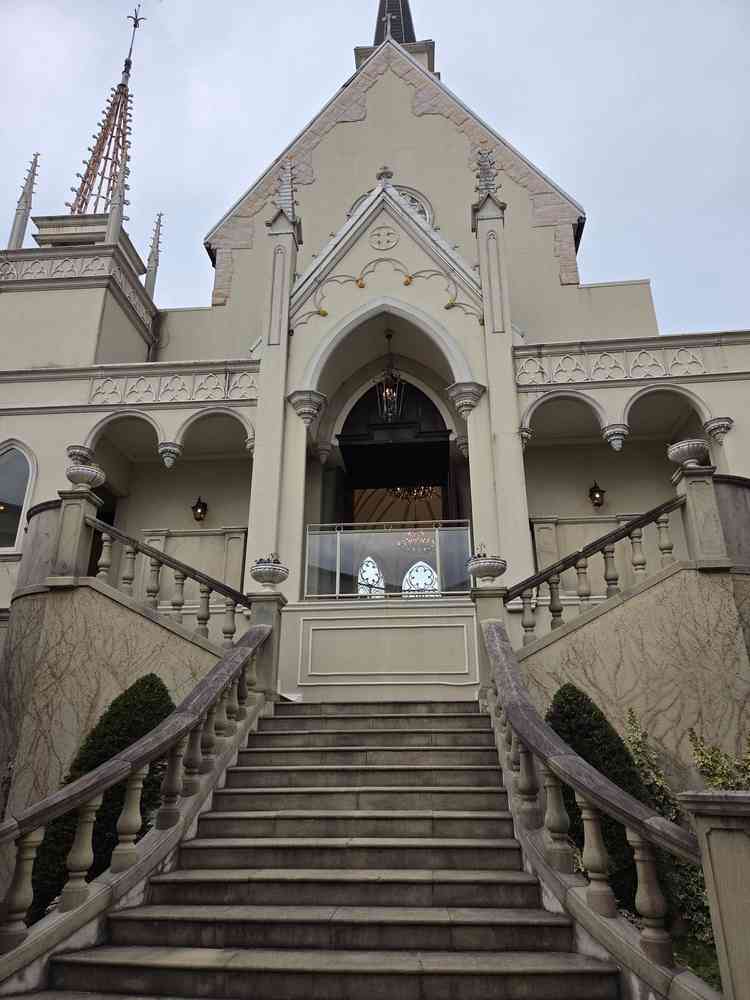 チャペルから出たとこの階段です。フラワーシャワーや写真撮影に使えるそうです。