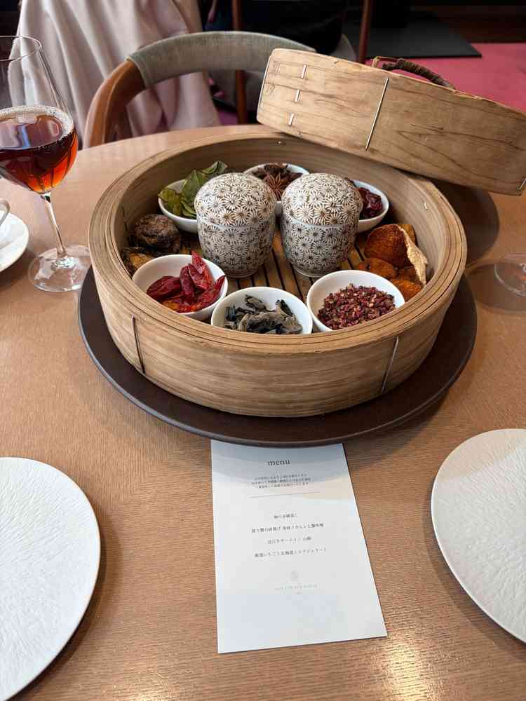 試食の1つ目は鮑の茶碗蒸しでした。香辛料が入った蒸籠の中に入れられて持ってこられました。