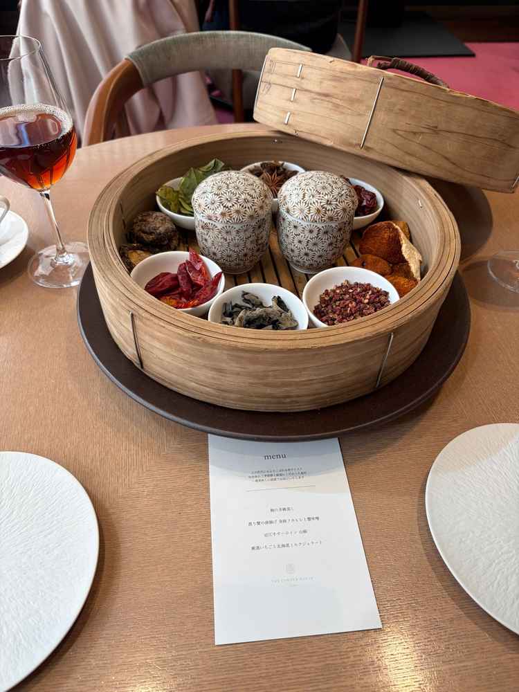 試食の1つ目は鮑の茶碗蒸しでした。香辛料が入った蒸籠の中に入れられて持ってこられました。