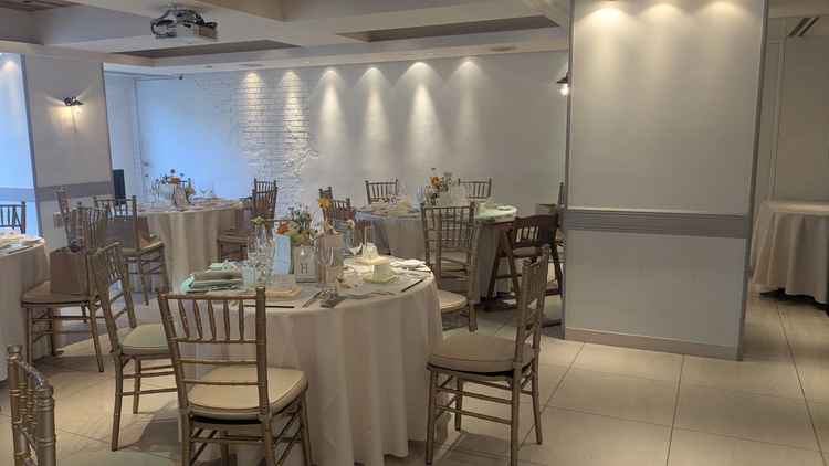 披露宴会場はゲストとの距離が近い会場で、暖かい雰囲気を感じました。また、演出などの自由度高そうでした