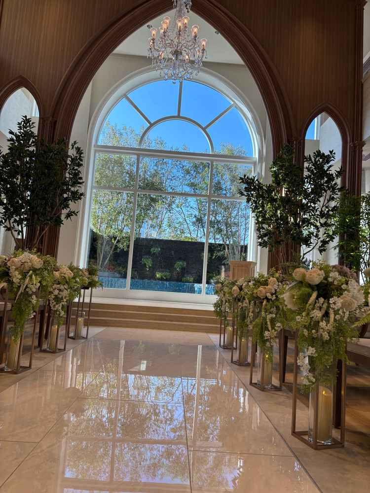 新しくオープンした木目調のチャペル