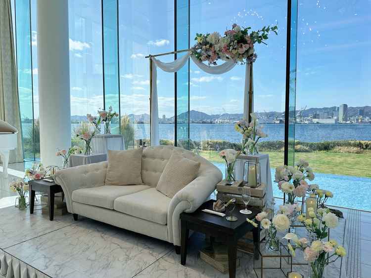 披露宴会場の高砂。バックの海と共に見渡せる神戸の景色は最高でした。