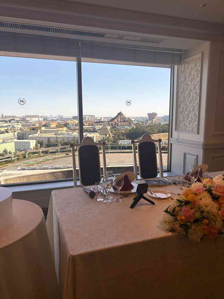 ディズニーパーク内が一望できる披露宴会場。ランドもシーもどちらも堪能することができ、ゲスト楽しめる。