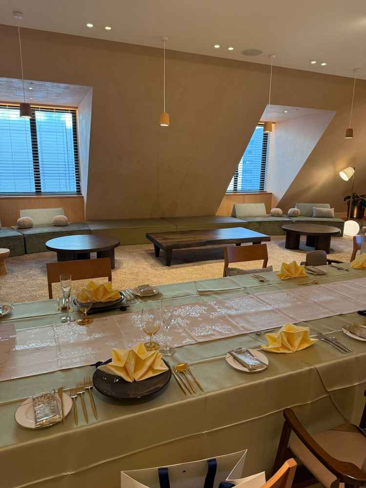 テーブルの横に長いソファがあり、ゲストがくつろげそうで良いなと思った。