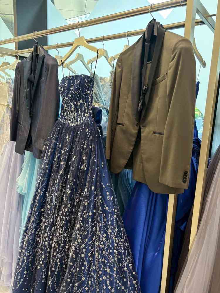取り扱いドレス・タキシードの一部です。