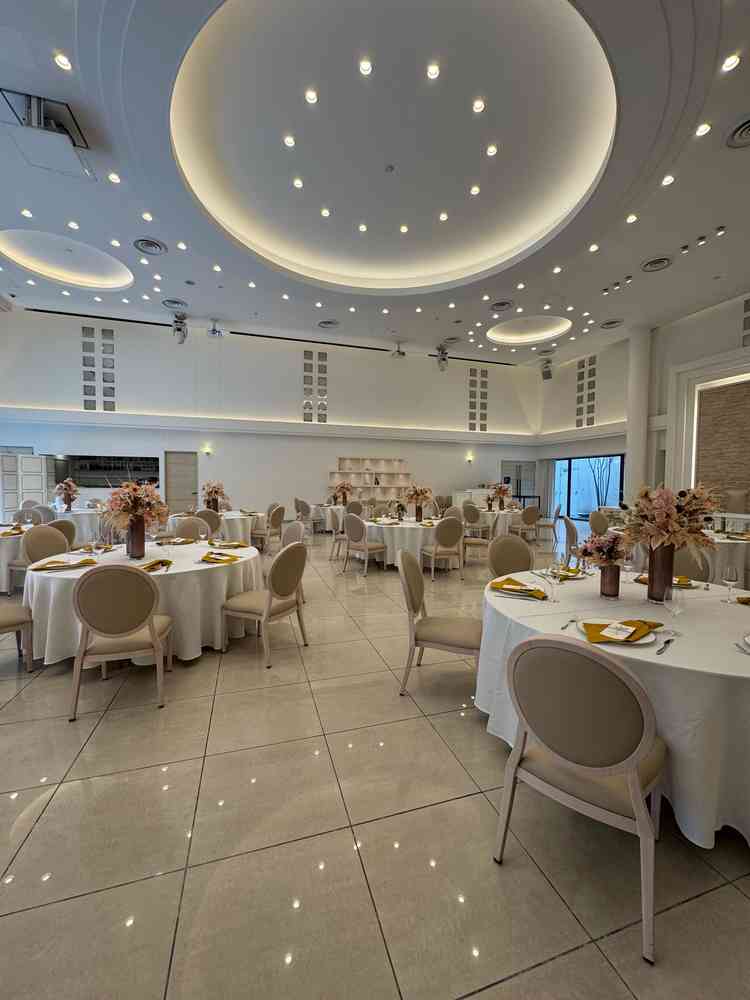 開放感のある新しく綺麗な披露宴会場でした。白が基調でどんな色にも合いそうです。