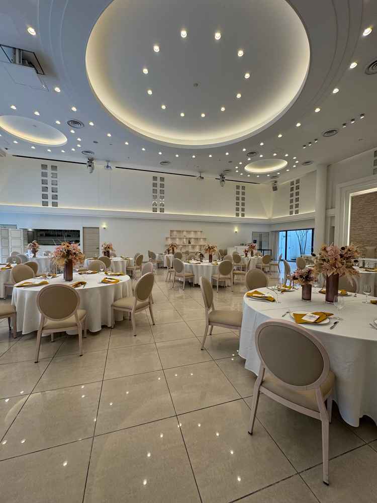 開放感のある新しく綺麗な披露宴会場でした。白が基調でどんな色にも合いそうです。