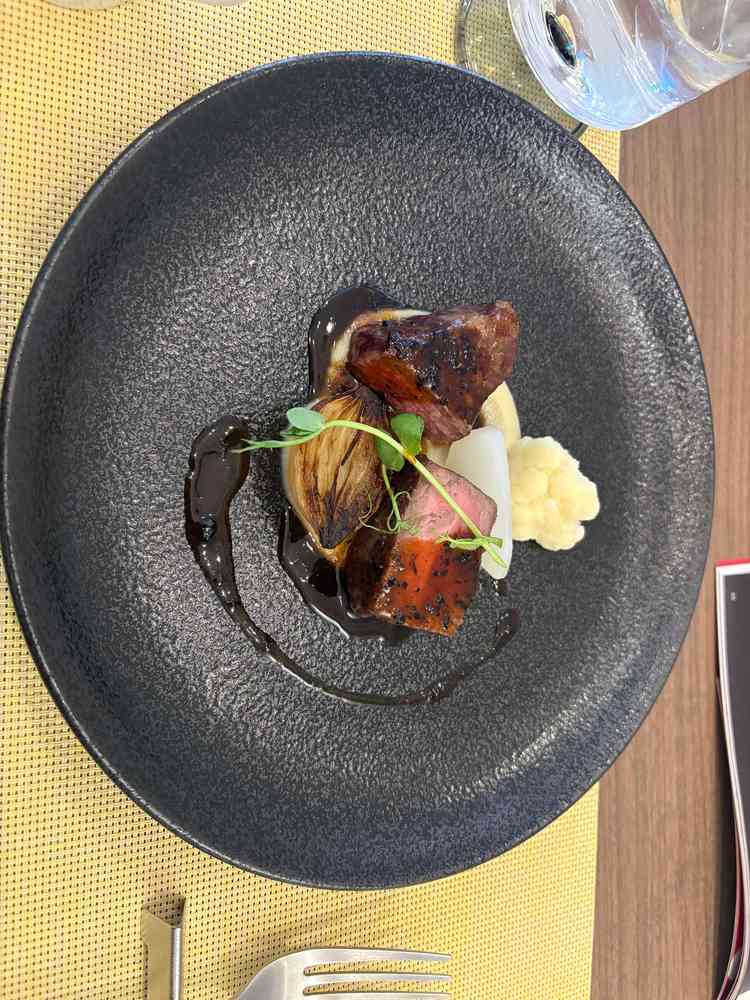 料理も美味しかったです。特に肉料理は柔らかく、ソースともあっていました。