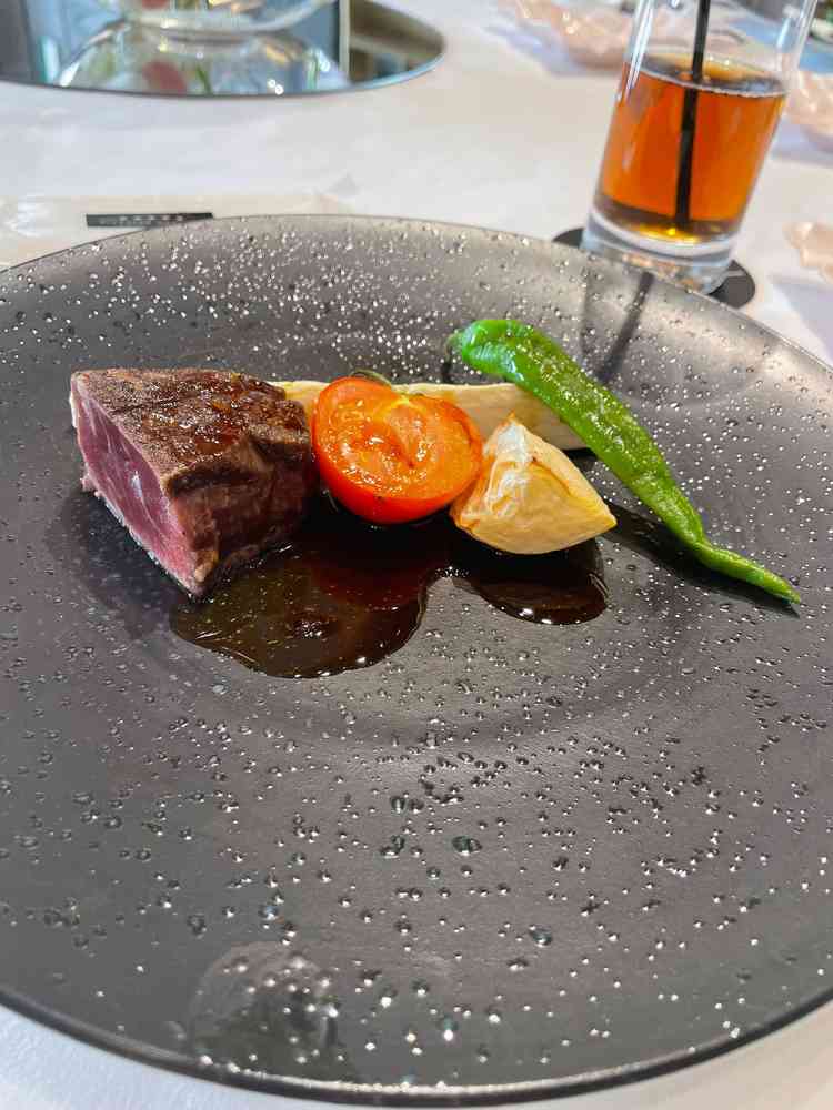 試食した肉料理