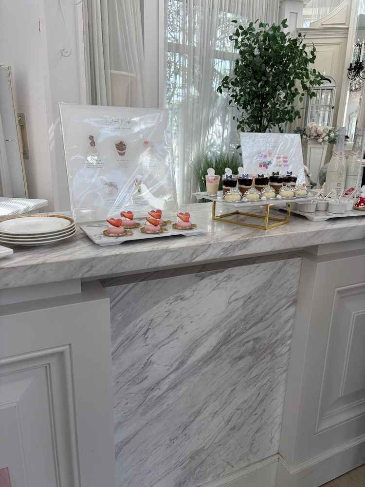 デザートビュッフェのケーキはドレスをイメージしたものだったり自由度が高かった
