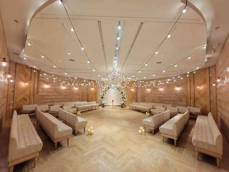 木の温もりを感じるナチュラルなチャペルで、天井にはあたたかな灯りが広がりを感じる素敵な空間でした。