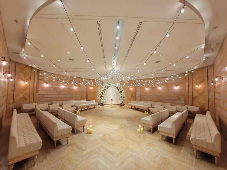 木の温もりを感じるナチュラルなチャペルで、天井にはあたたかな灯りが広がりを感じる素敵な空間でした。