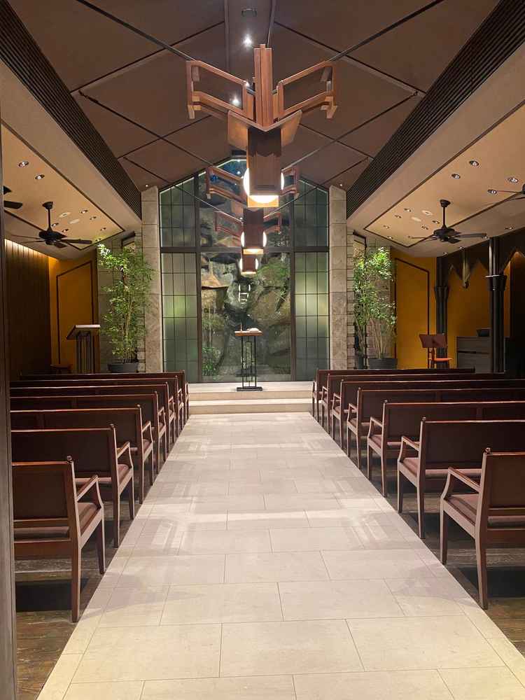 こちらの挙式会場についてはチャペル入る前、入った後の雰囲気が少し変わる感じがしました。