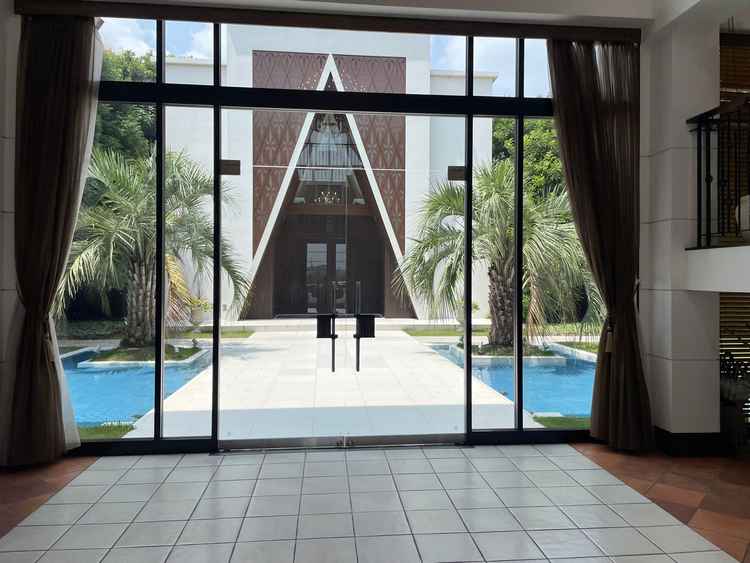 チャペル前にもプールあり