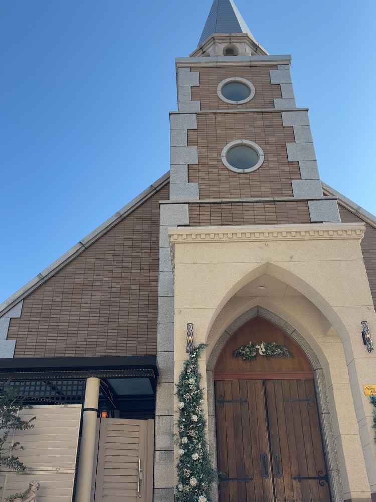 空が見えるチャペル。鐘の音がすごい。