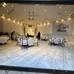 庭と繋がっている会場。自然が多くイメージと合う会場であった。