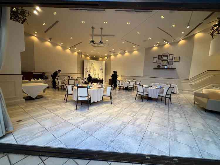 庭と繋がっている会場。自然が多くイメージと合う会場であった。