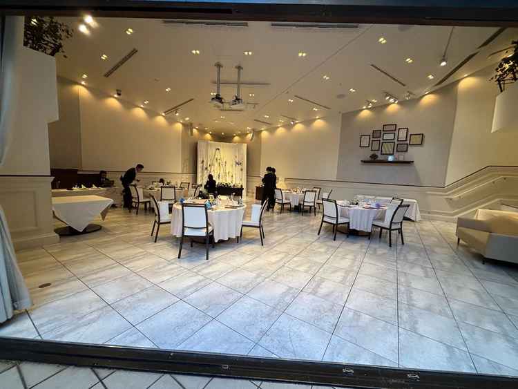 庭と繋がっている会場。自然が多くイメージと合う会場であった。